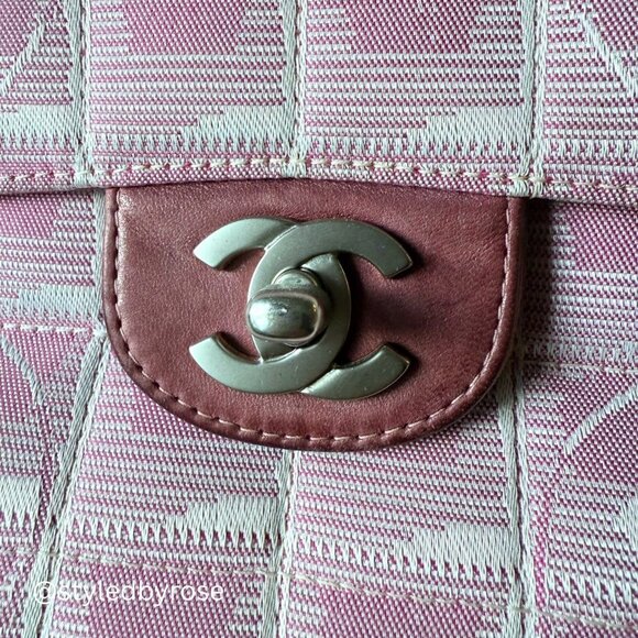 VINTAGE Authentic Chanel Pink Medium Nylon Travel Line Flap Bag - Picture 5 of 14